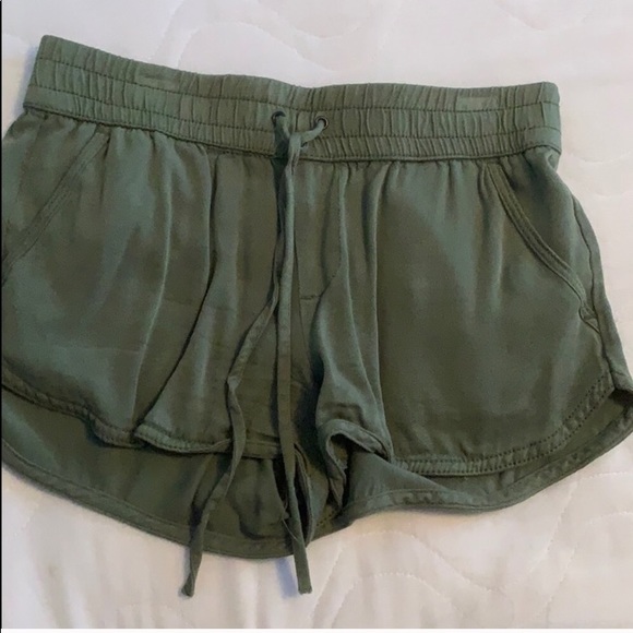 WOMEN’S OLIVE GREEN SHORTS SIZE M - Picture 2 of 3